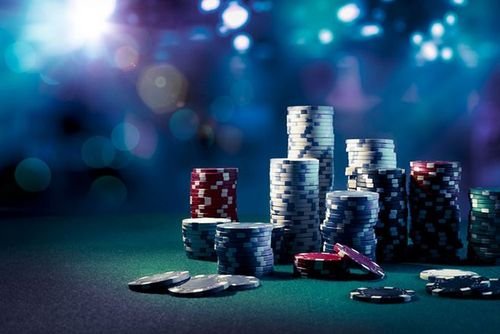 Dealer profesional menjalankan permainan live casino secara langsung